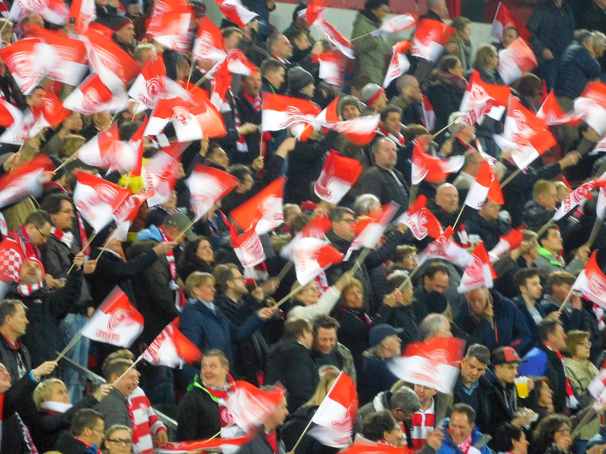 30.000 Fähnchen für Aleks Spengler (Foto: FP)