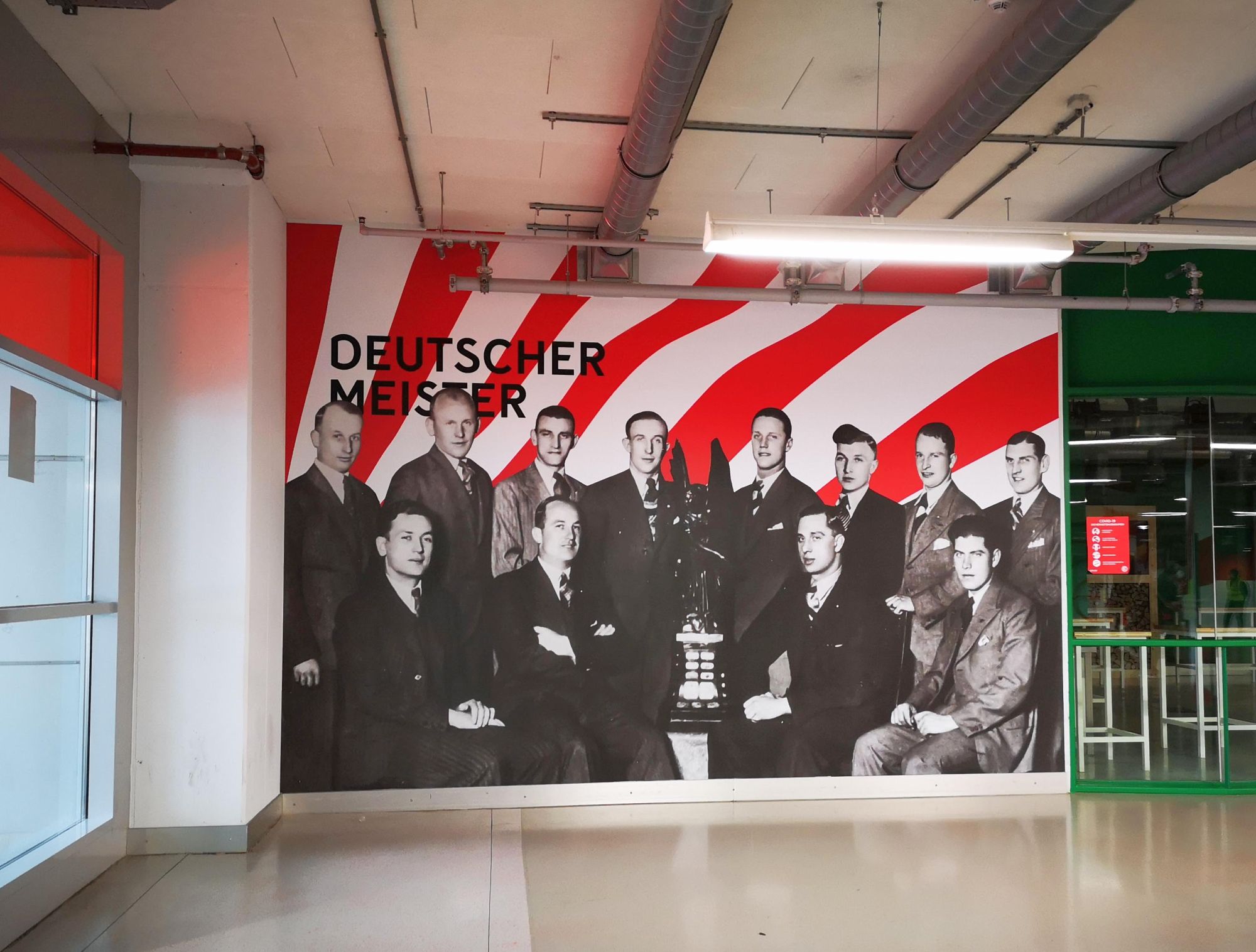 Die Meistermannschaft von 1933 in der Arena (Foto: FP)