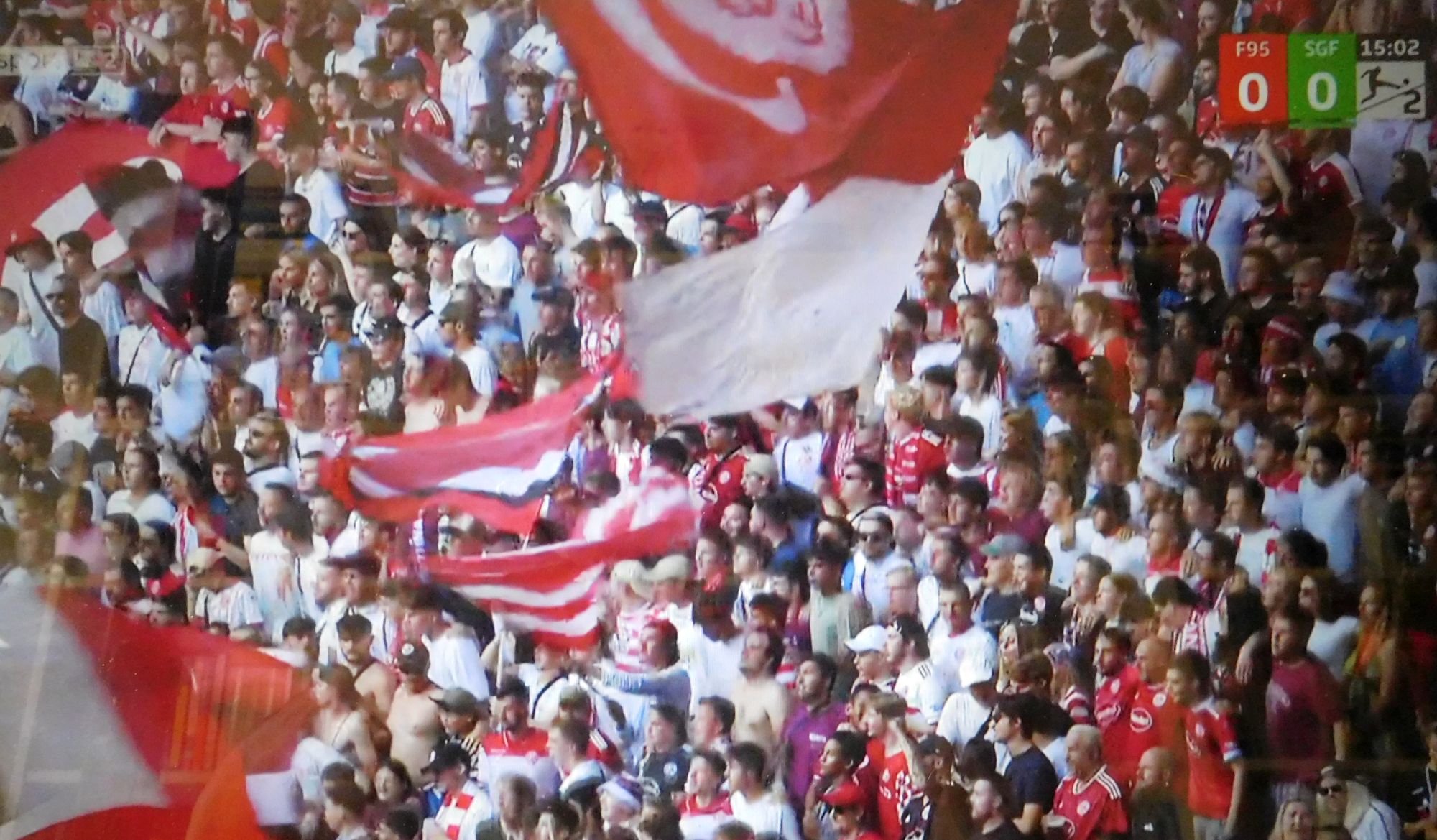 F95 vs Fürth: Unermüdlicher Support auf der Süd (Screenshot Sky)