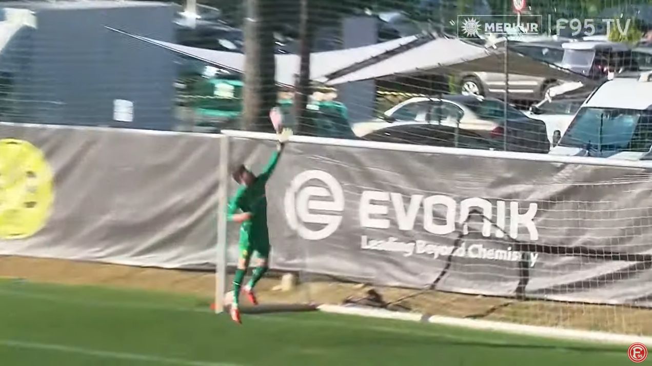 BVB vs F95 in Marbella: Bogenlampe von Dawid Kownacki - fast zum 2:1 (Screenshot: F95.tv)