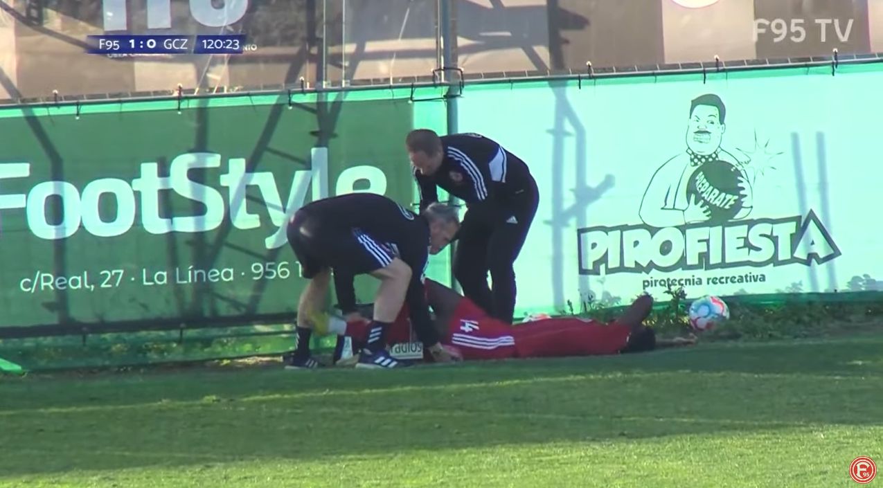 F96 vs GCZ - Testspiel in La Linea: Der arme Kudschu Baah, hoffentlich nichts Schlimmes... (Screenshot: F95.tv)