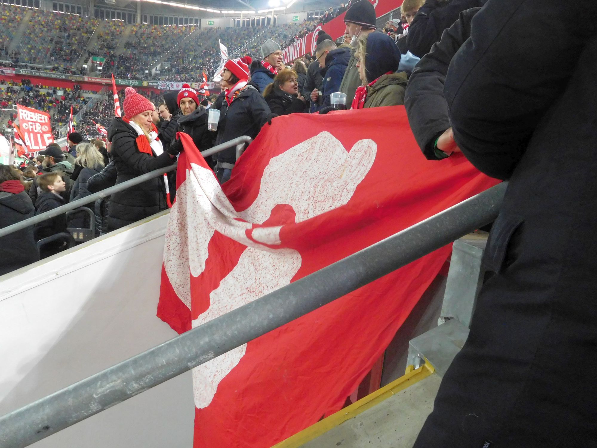 F95 vs Magdeburg: Ordnung muss sein - das Banner mit 5 am 41er (Foto: FP)