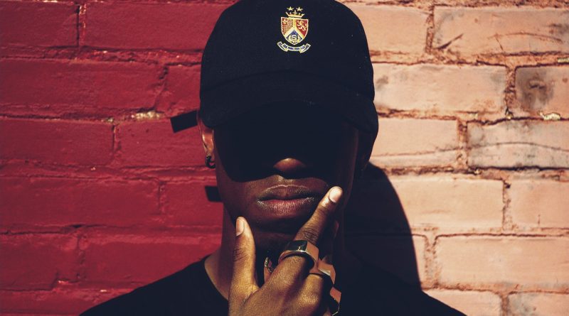 Ein Rapper mit rotweißem Hintergrund (Foto: pixabay)
