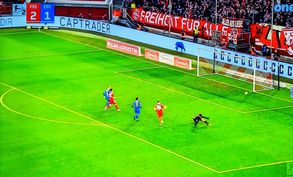 F95 vs Braunschweig: Jona Niemiec macht sein erstes Tor als Profi (Screenshot: ARD Sportschau)