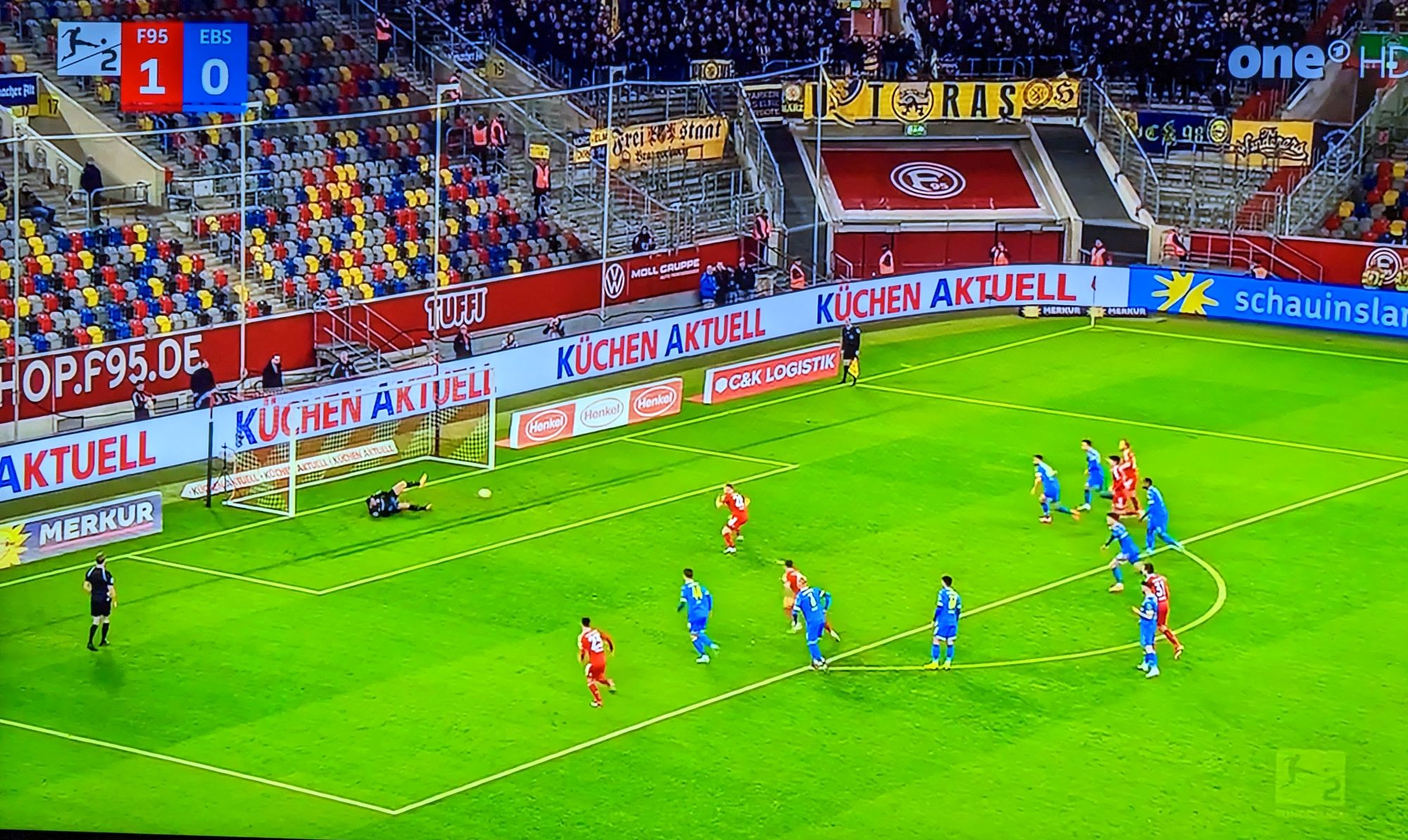F95 vs Braunschweig: Hennings vergeigt den Elfer (Screenshot: Sportschau)
