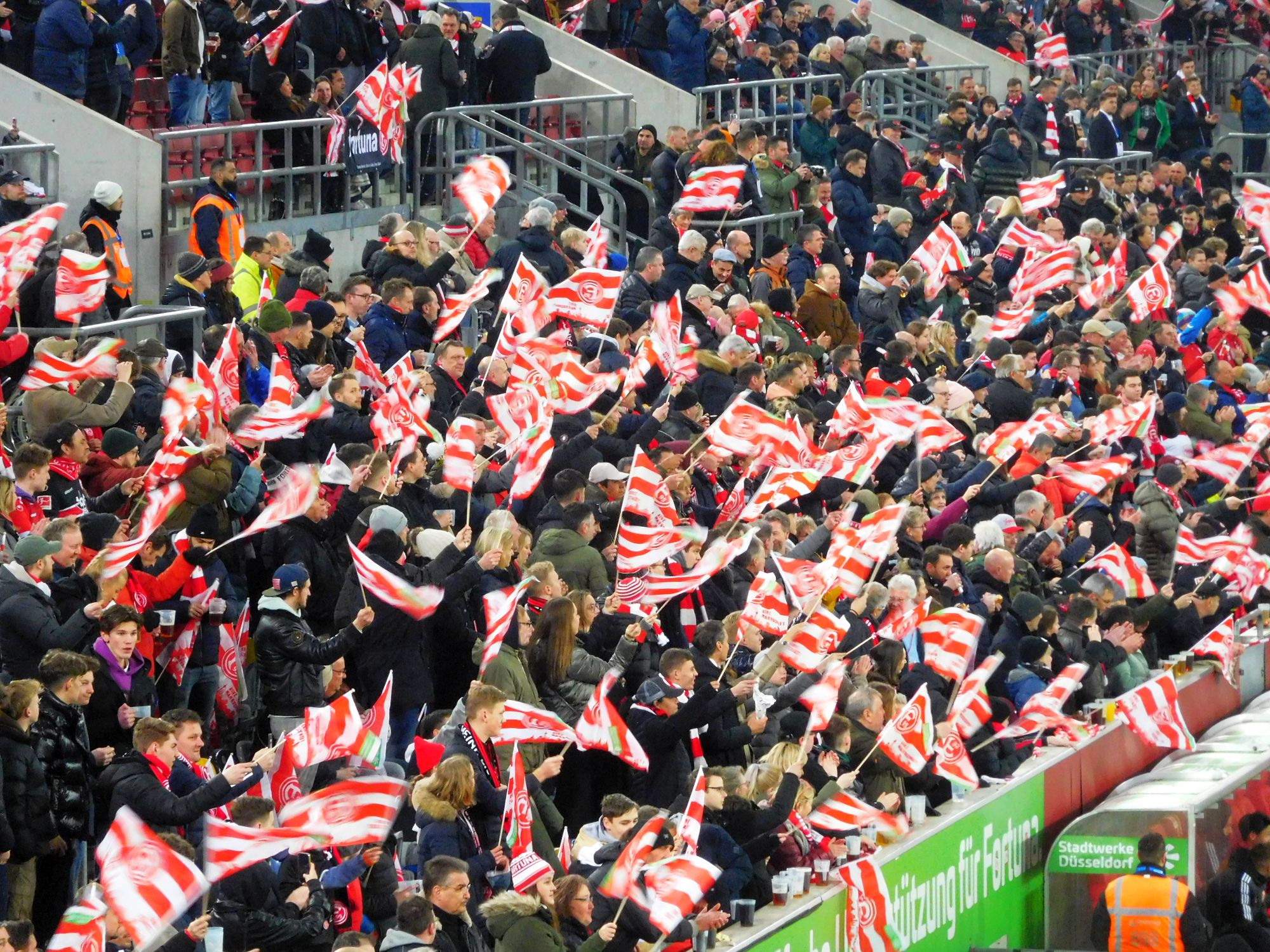 F95 vs Braunschweig: Das mit den Fähnchen... (Foto: FP)