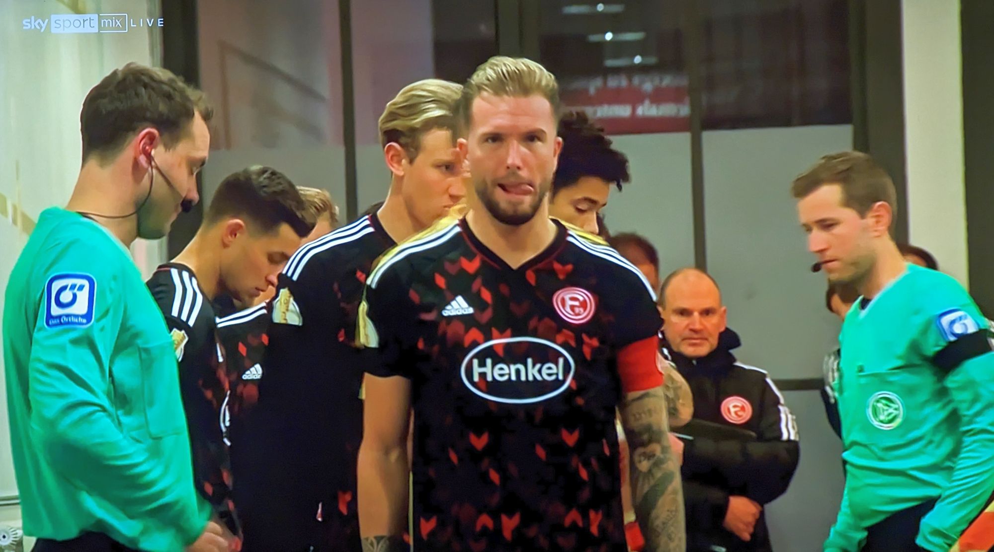 FCN vs F95: Ein Kapitän geht voran, oder? (Screenshot: Sky)