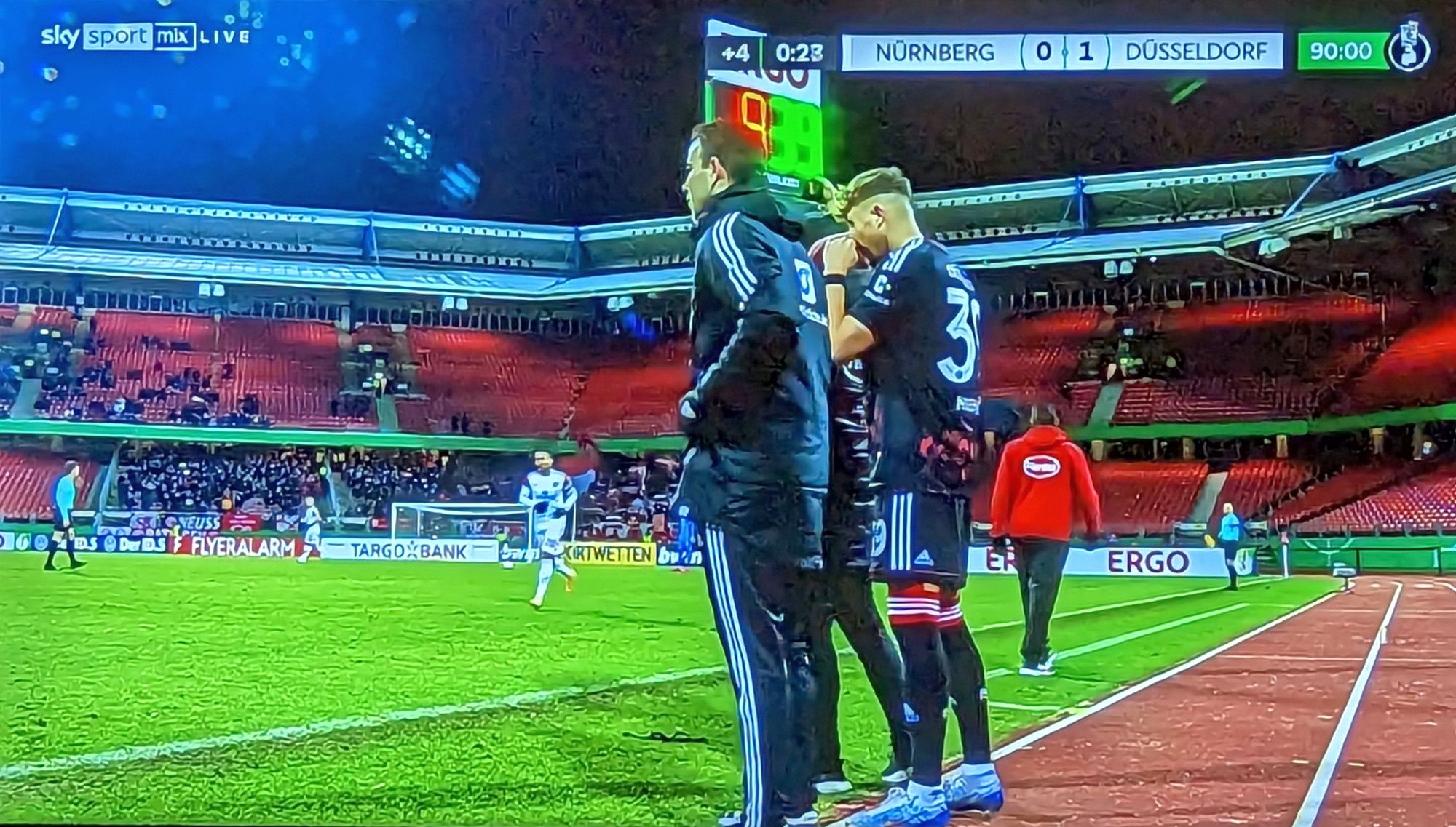 FCN vs F95: Jona Niemiec kommt rein (Screenshot: Sky)