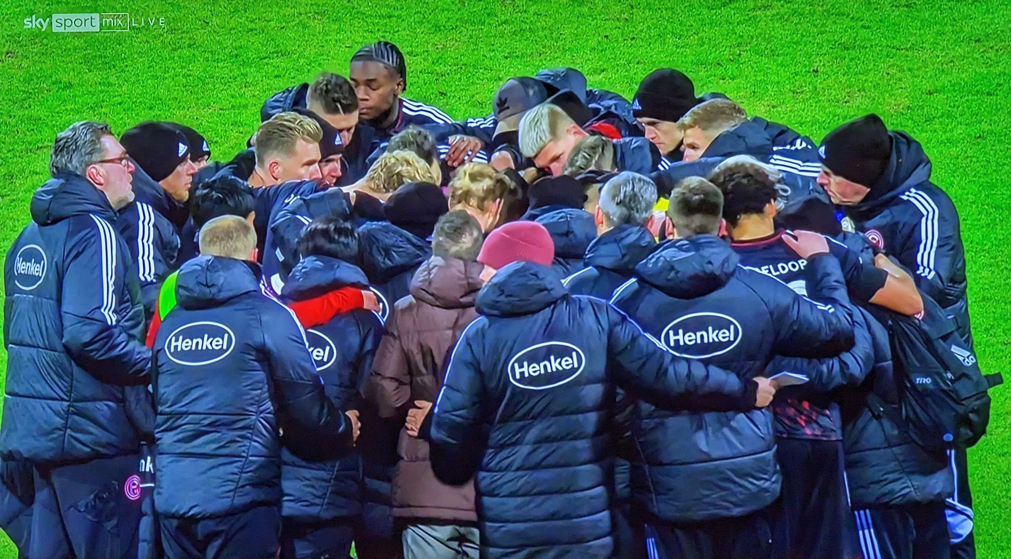 FCN vs F95: Motivationskreis - macht man halt so (Screenshot: Sky)