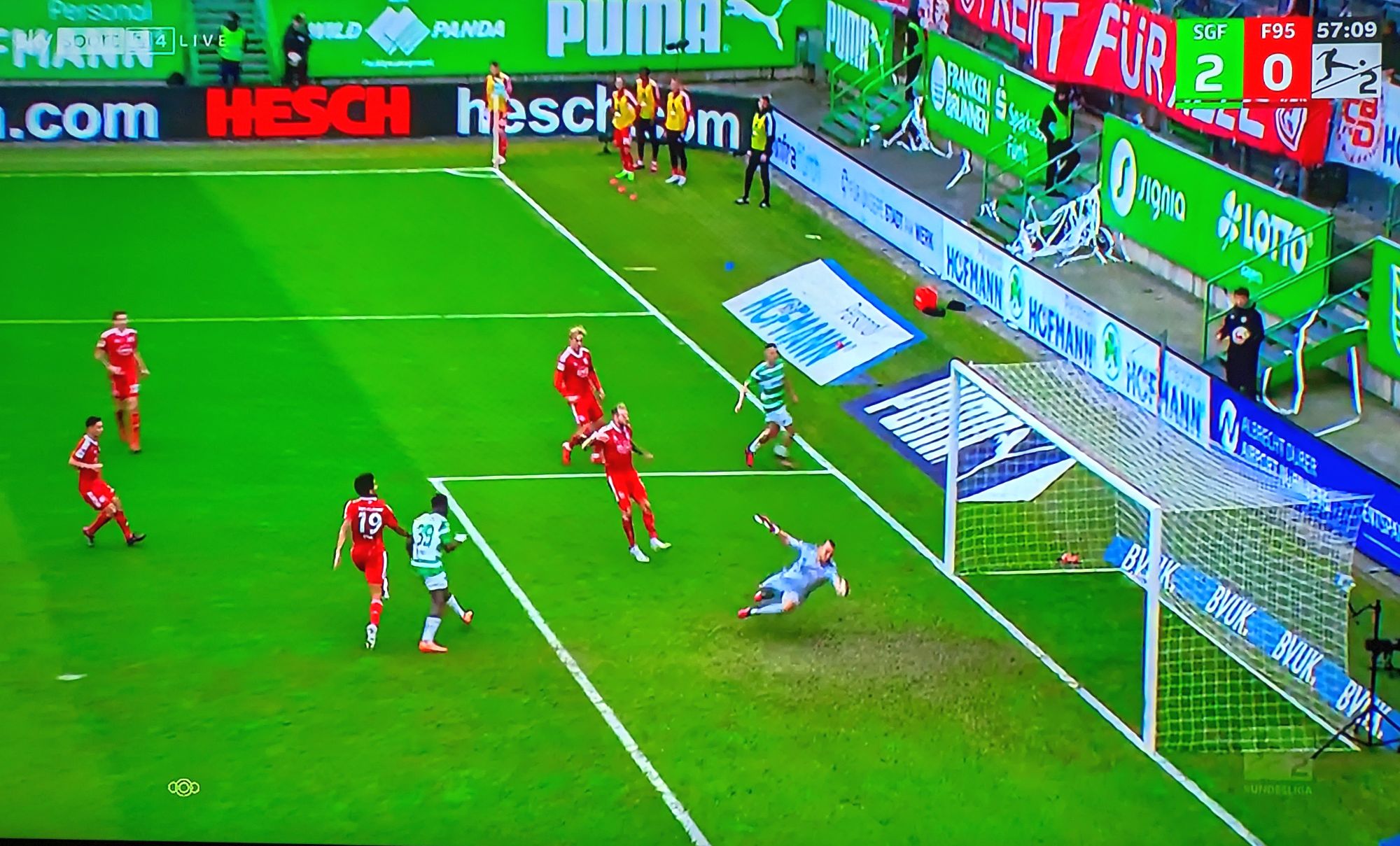 Fürth vs F95: Schön frei beim 2:0 (Screenshot: Sky)