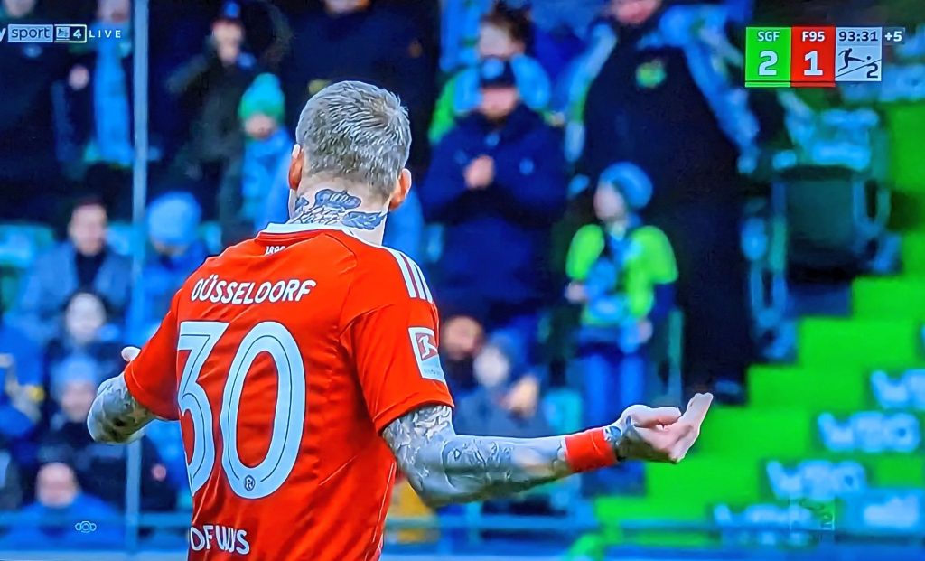 Fürth vs F95: Jordy de Wijs - der Depp des Tages (Screenshot: Sky)
