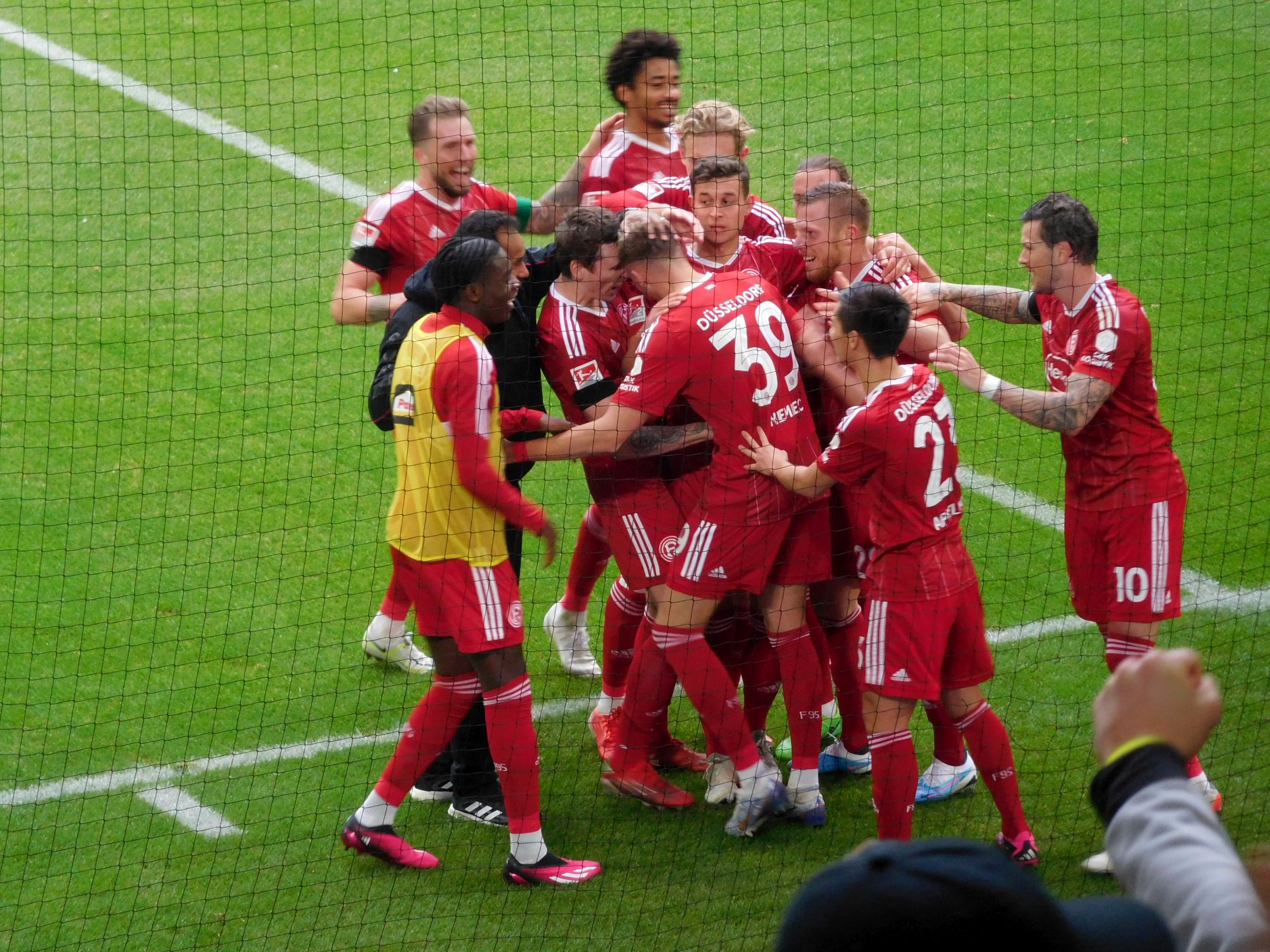 F95 vs SVS: Jubeltraube samt Trainer nach dem 2:0 (Foto: FP)
