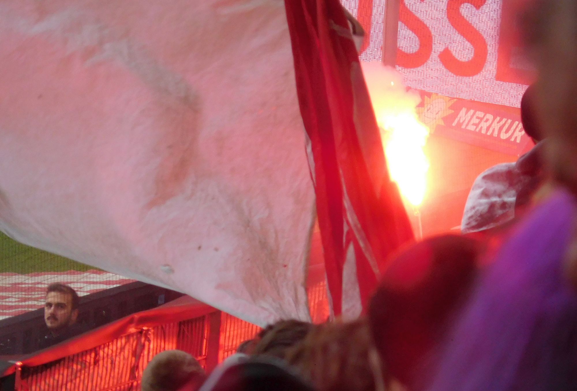 F95 vs SVS: Einzelner Bengalo als Erinnerung an den 10. Todestag von Cedi (Foto: FP)
