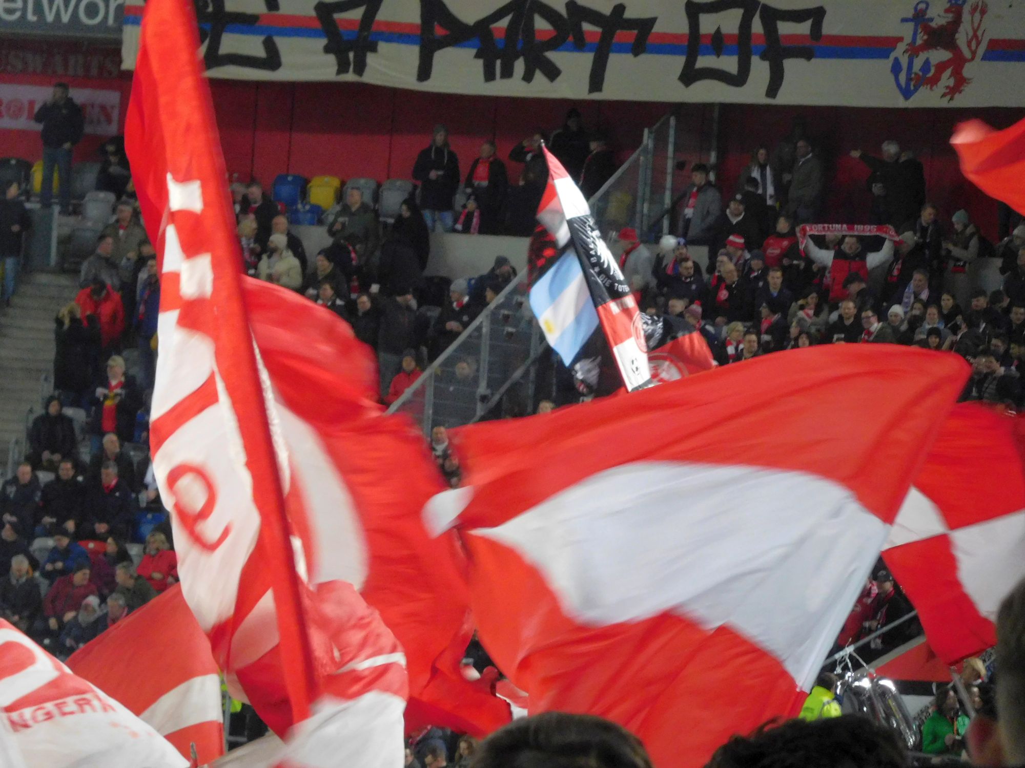 F95 vs HDH: Fahnenbild mit Fortuna-.Blues-Flagge im Hintergrund (Foto: FP)