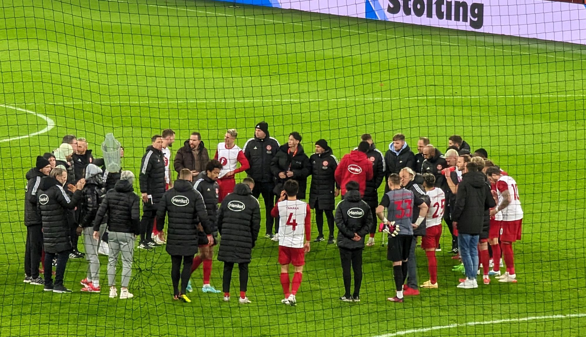 F95 vs HDH: Die übliche Nachbesprechung auf dem Platz (Foto: FP)