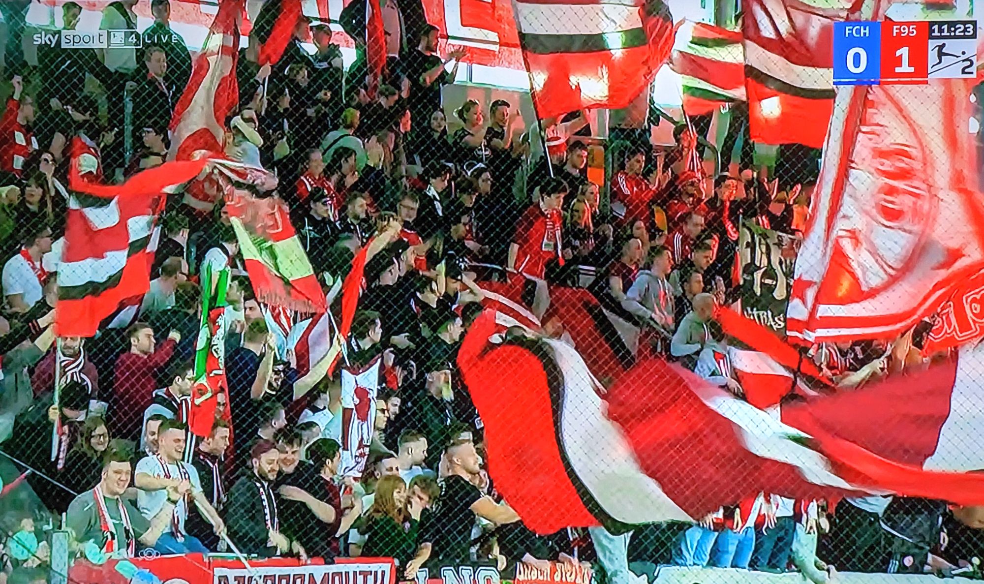 Rostock vs F95: 700 mitgereiste Fans freuen sich über jedes Tor (Screenshot: Sky)