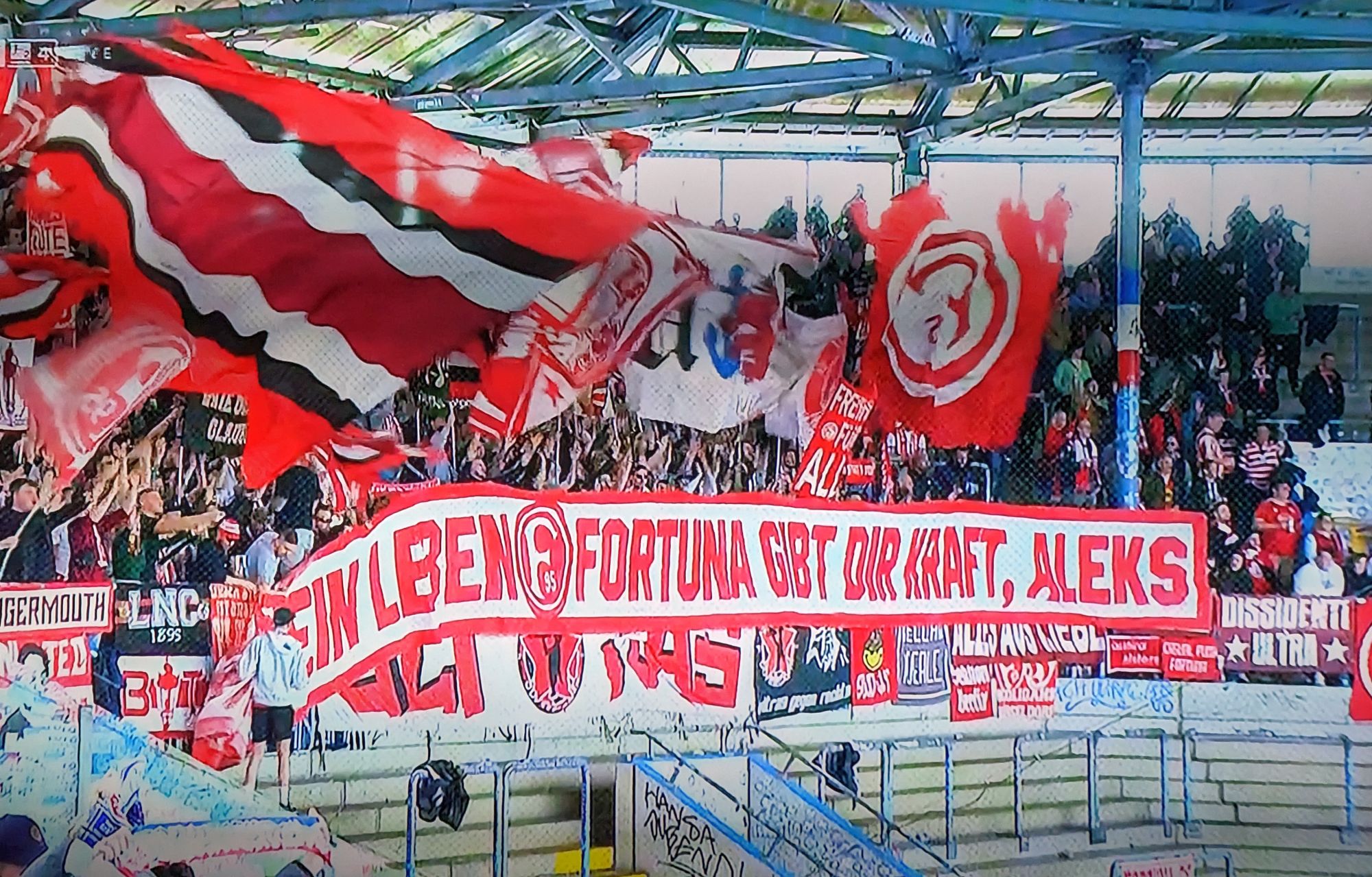 Rostock vs F95: Genesungswünsche für Aleks Spengler im Block (Screenshot: Sky)