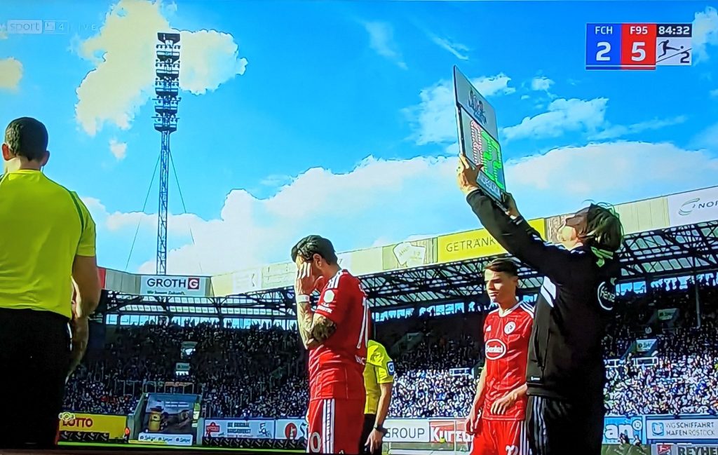 Rostock vs F95: Letzter Wechsel vor der Autobahn... (Screenshot: Sky)