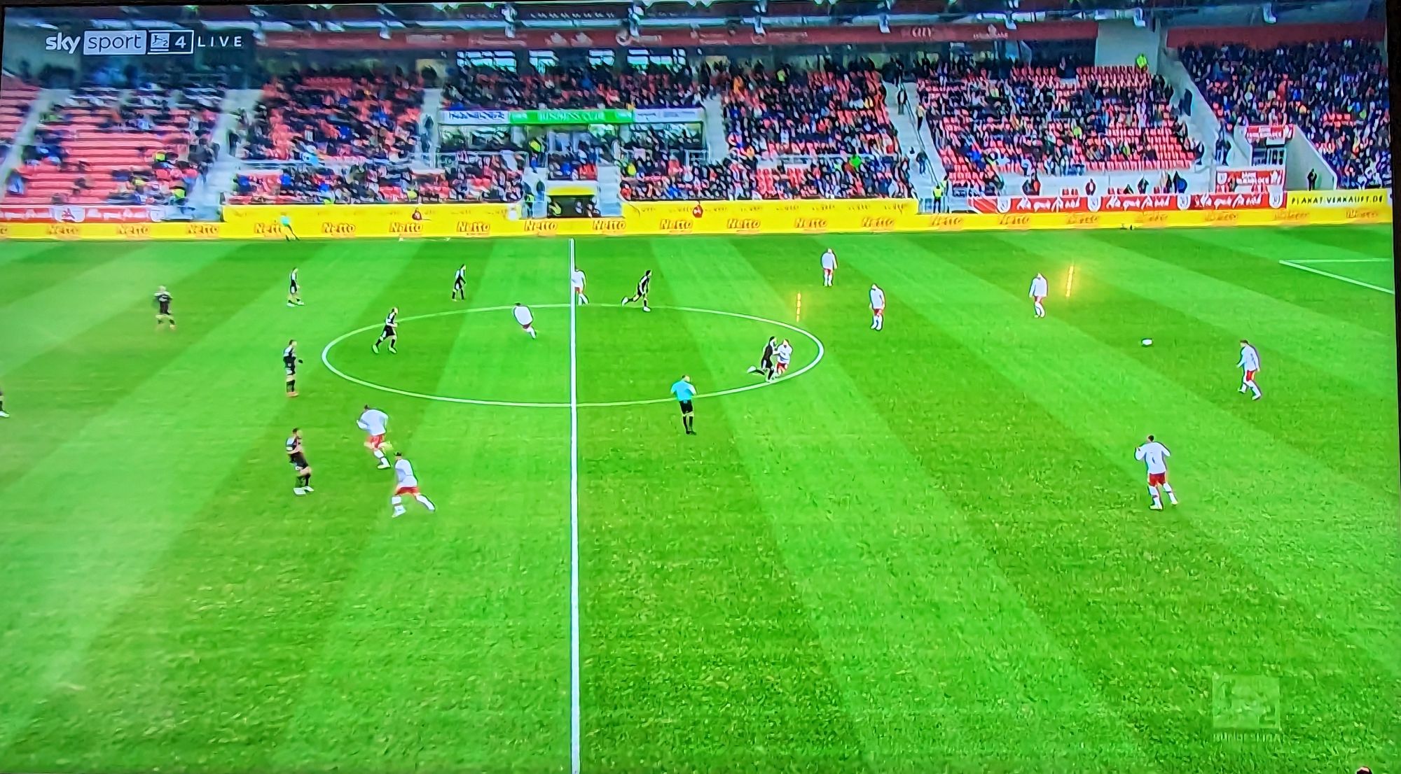 Regensburg vs F95; Anstoß vor rund 10.000 Zuschauenden (Screenshot Sky)