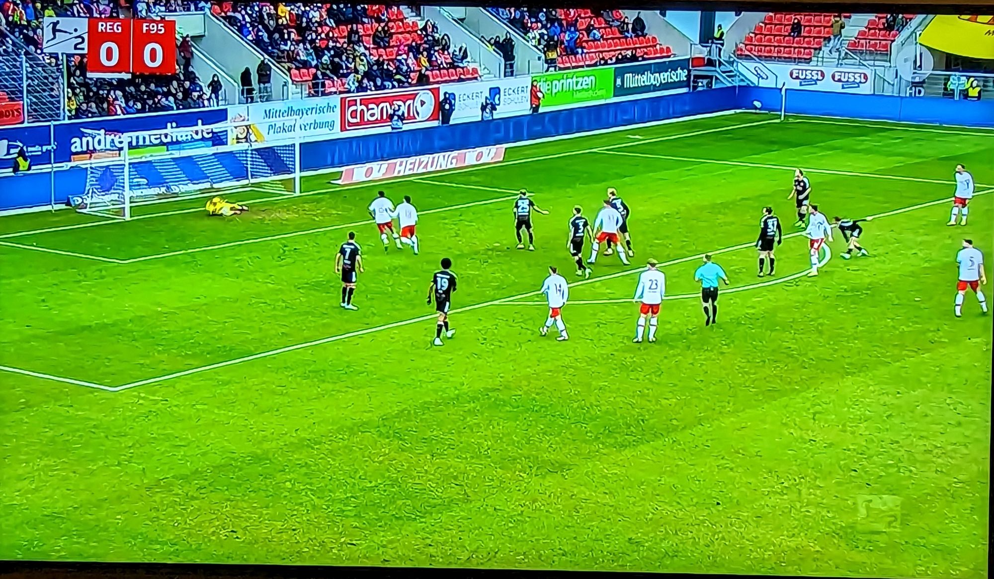 Regensburg vs F95; Zwei Mann frei vor Kastenmeier (Screenshot Sky)