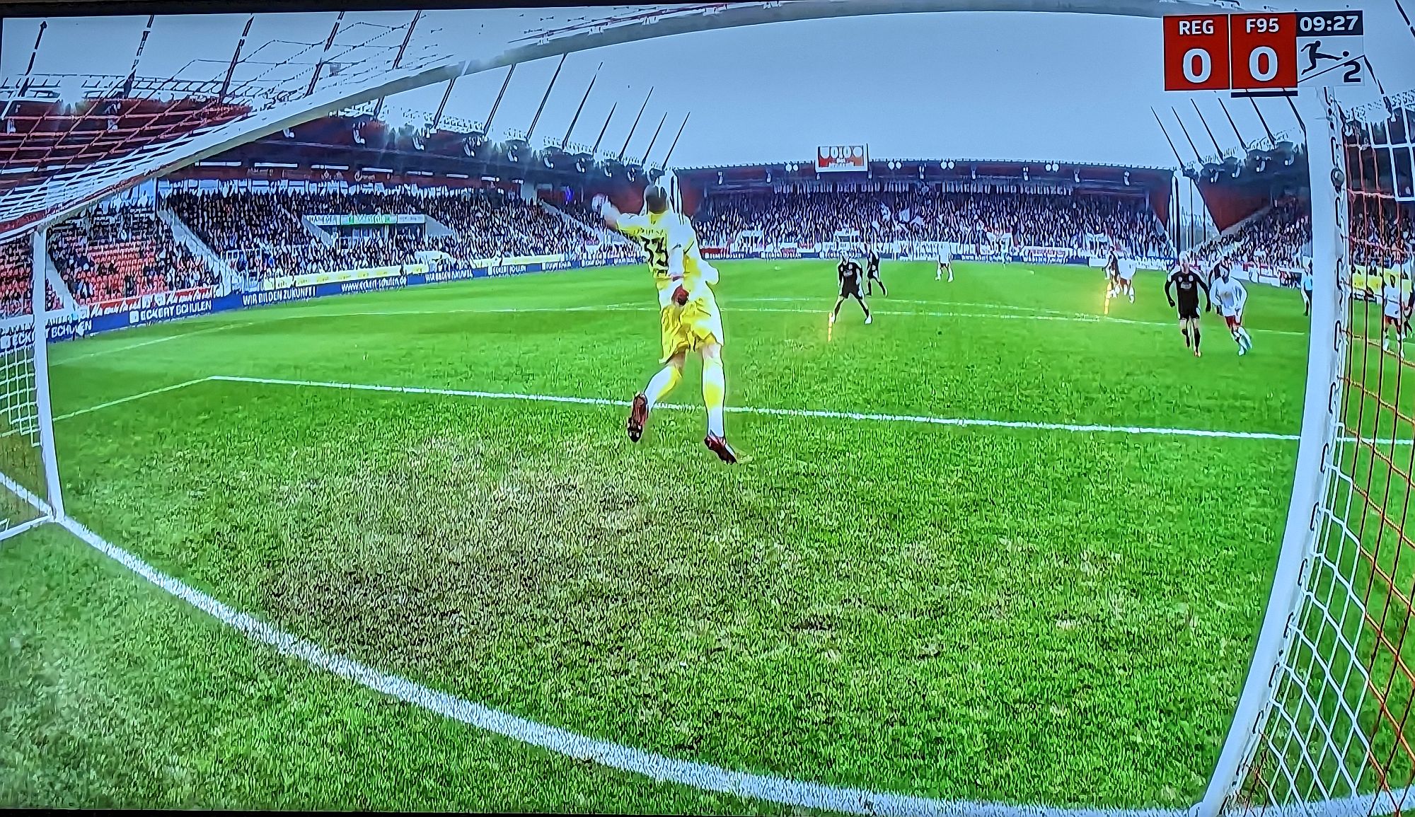Regensburg vs F95; Kastenmeier musste einige Male retten (Screenshot Sky)