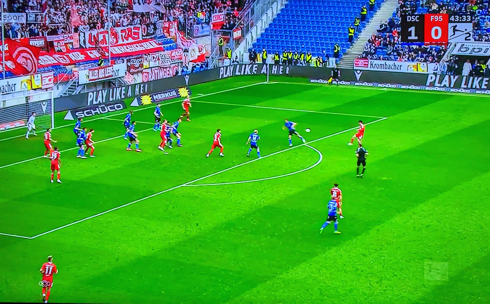 Bielefeld vs F95: Prächtiger Distanzschuss von Tanaka - leider nur Latte (Screenshot: Sky)