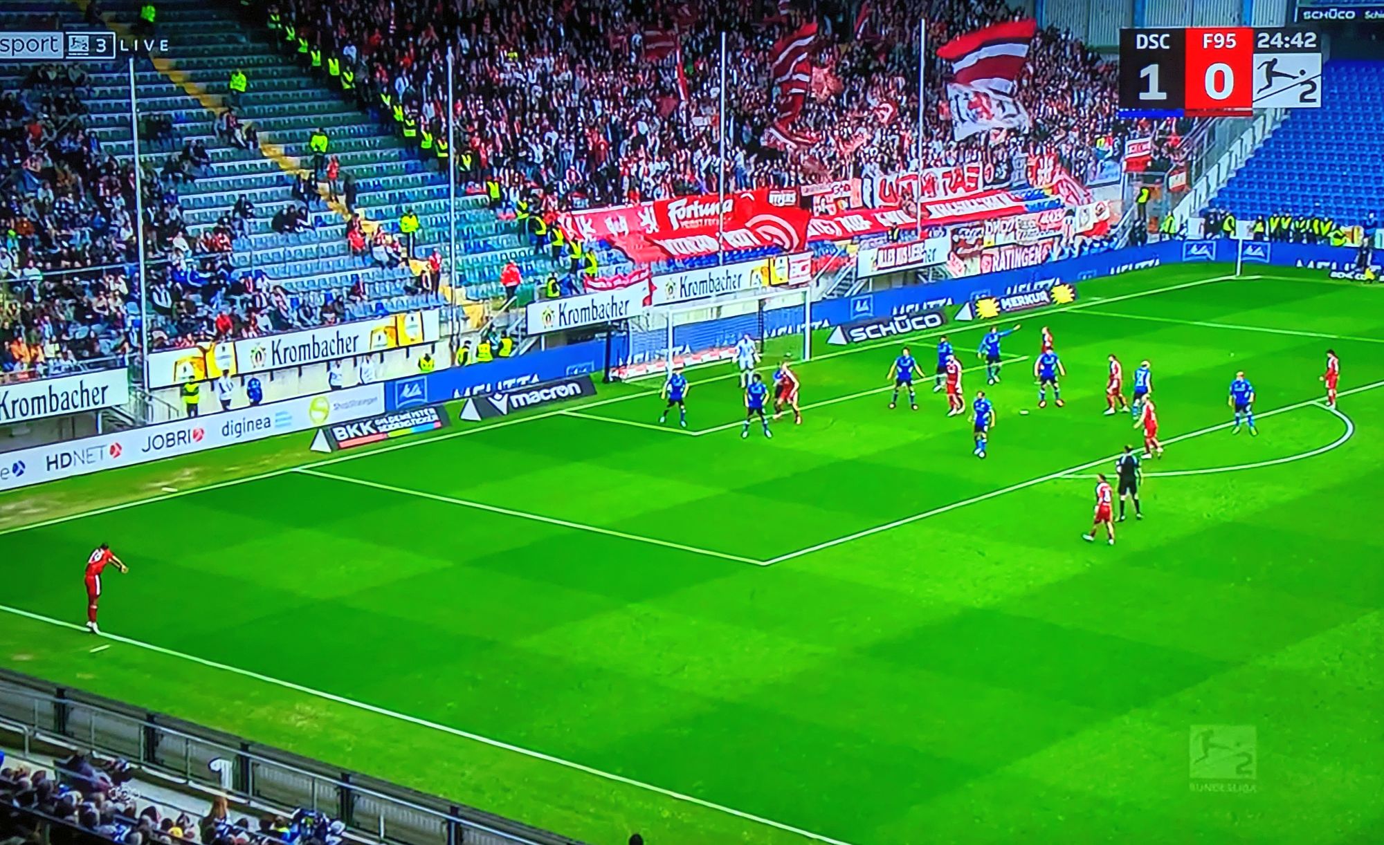 Bielefeld vs F95: Ein Einwurf wie eine Flanke - Emma macht den Katemann (Screenshot: Sky)