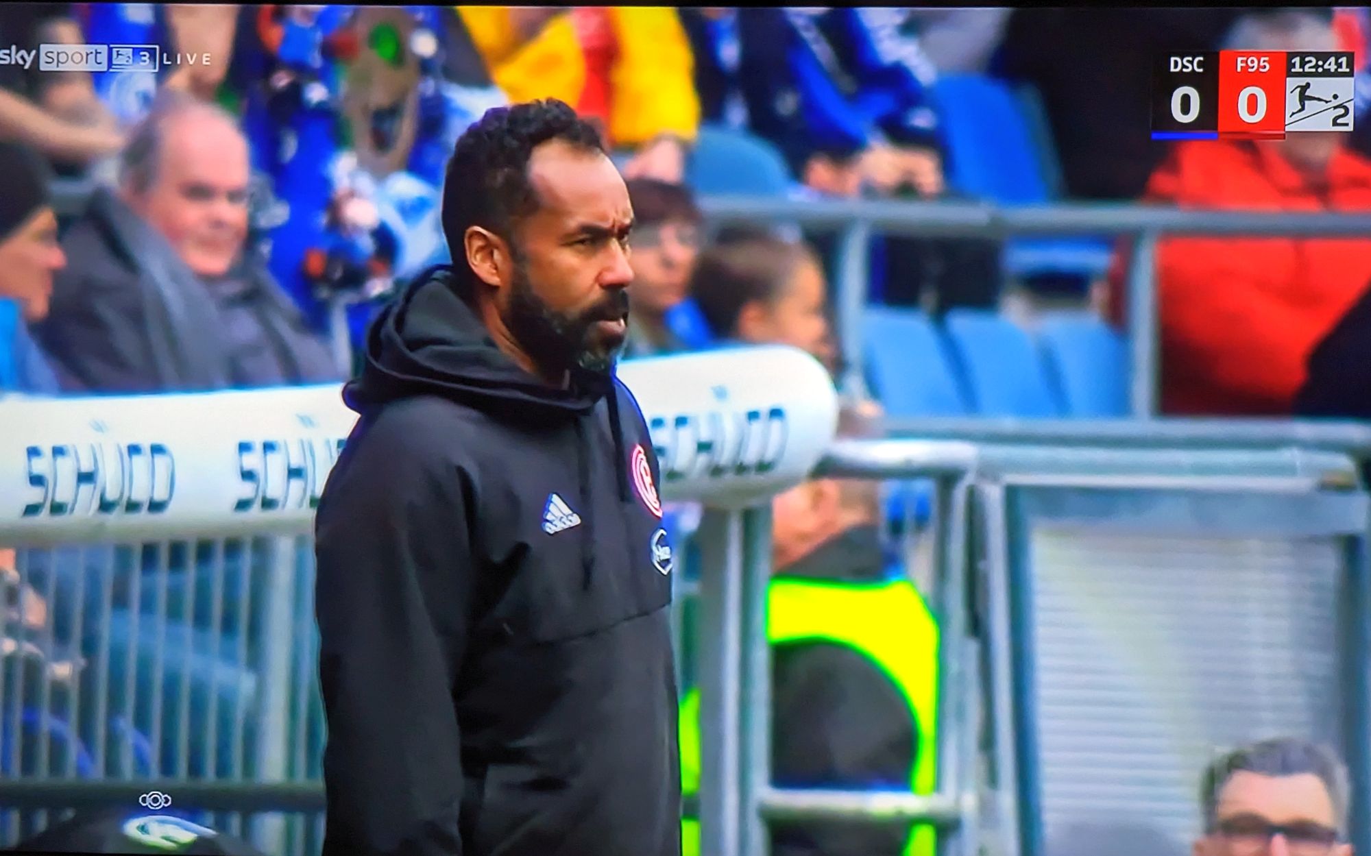 Bielefeld vs F95: Trainer Thioune, nachdenklich... (Screenshot: Sky)