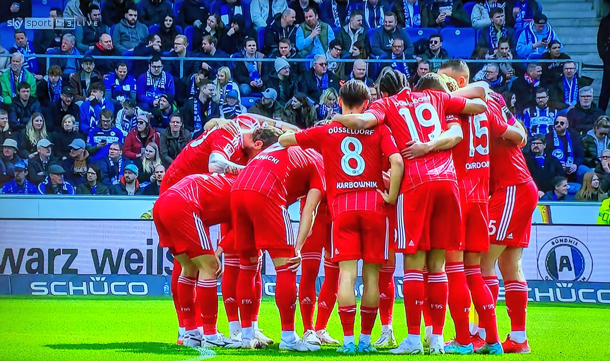 Bielefeld vs F95: Einschwören vor dem Anpfiff (Screenshot: Sky)