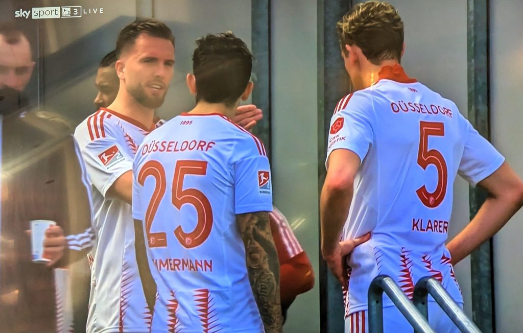 FCN vs F95: Akteure in der Halbzeitpause, ratlos (Screenshot: Sky)