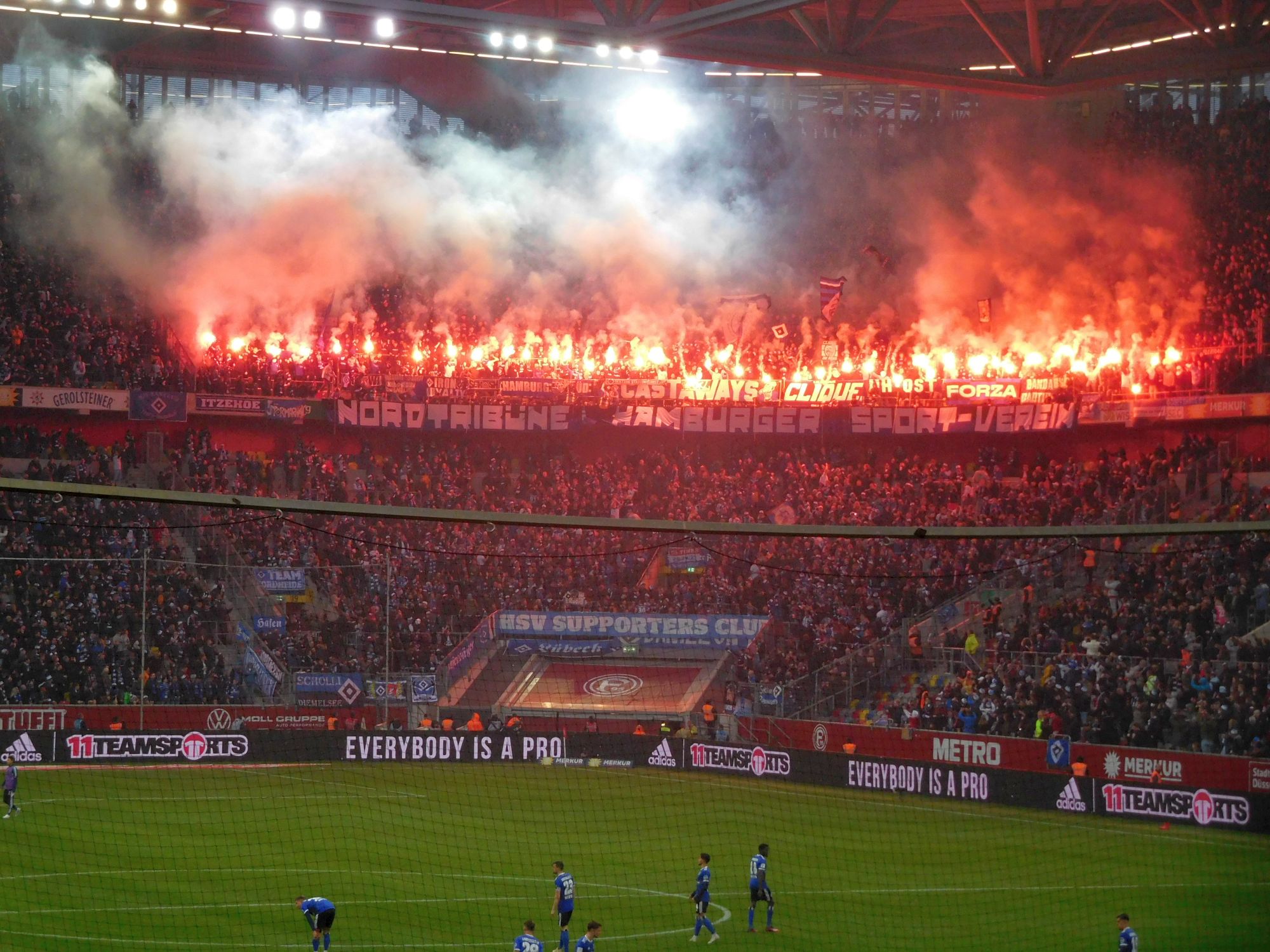 F95 vs HSV: Dieses Mal fackelten sie nicht ihr eigenes Zeug ab (Foto: FP)