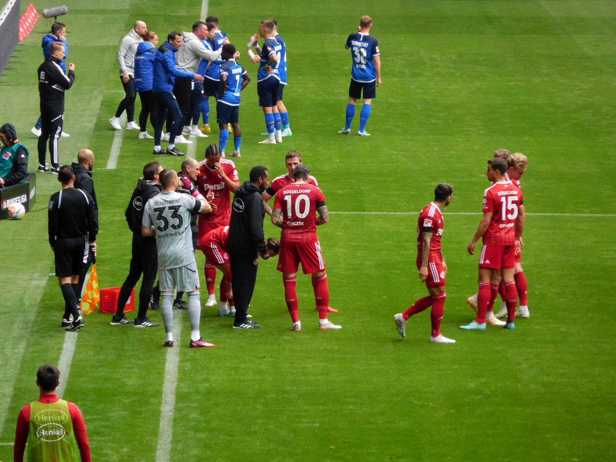 F95 vs SVD: Linienmeetings bei jeder sich bietenden Gelegenheit (Foto: FP)