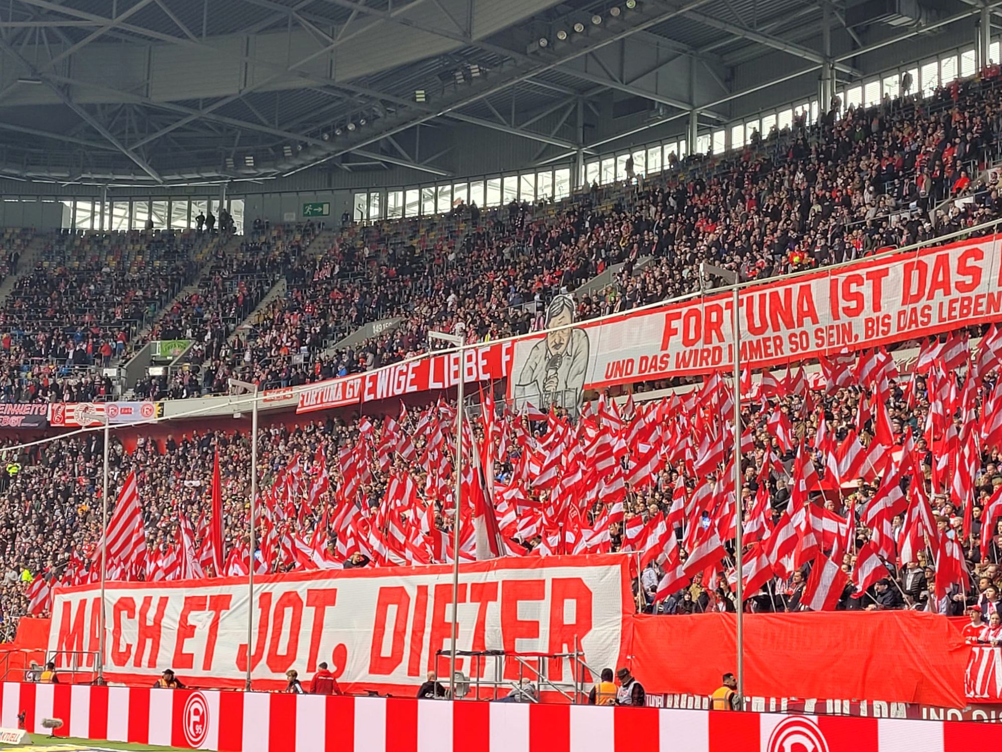 F95 vs SVD: Die Ultras verabschieden sich von Dieter "The Voice" Bierbaum (Foto: Stadion-DJ Opa)