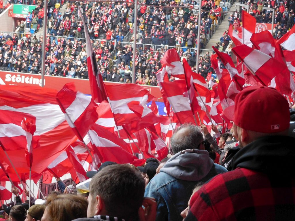 F95 vs SVD: Wir machen das mit den Fähnchen (Foto: FP)
