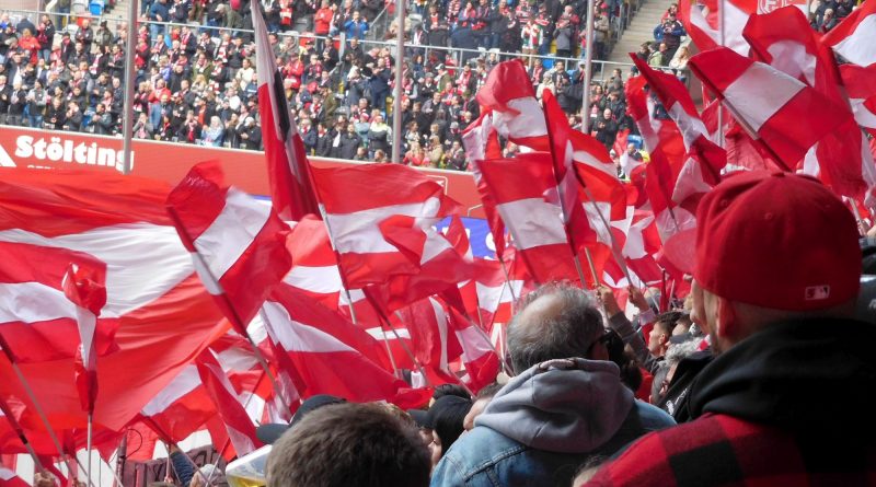 F95 vs SVD: Wir machen das mit den Fähnchen (Foto: FP)