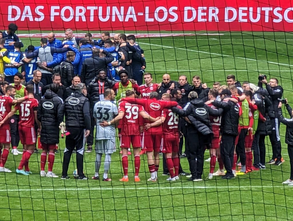 F95 vs Darmstadt: Nachbesprechung am Mittelkreis (Foto: FP)