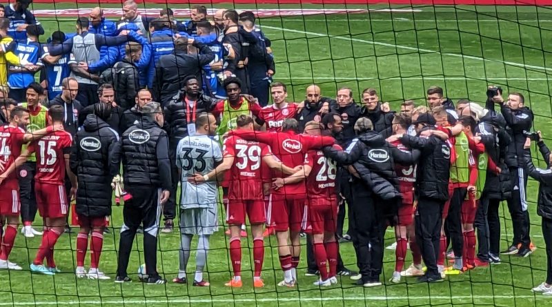 F95 vs Darmstadt: Nachbesprechung am Mittelkreis (Foto: FP)