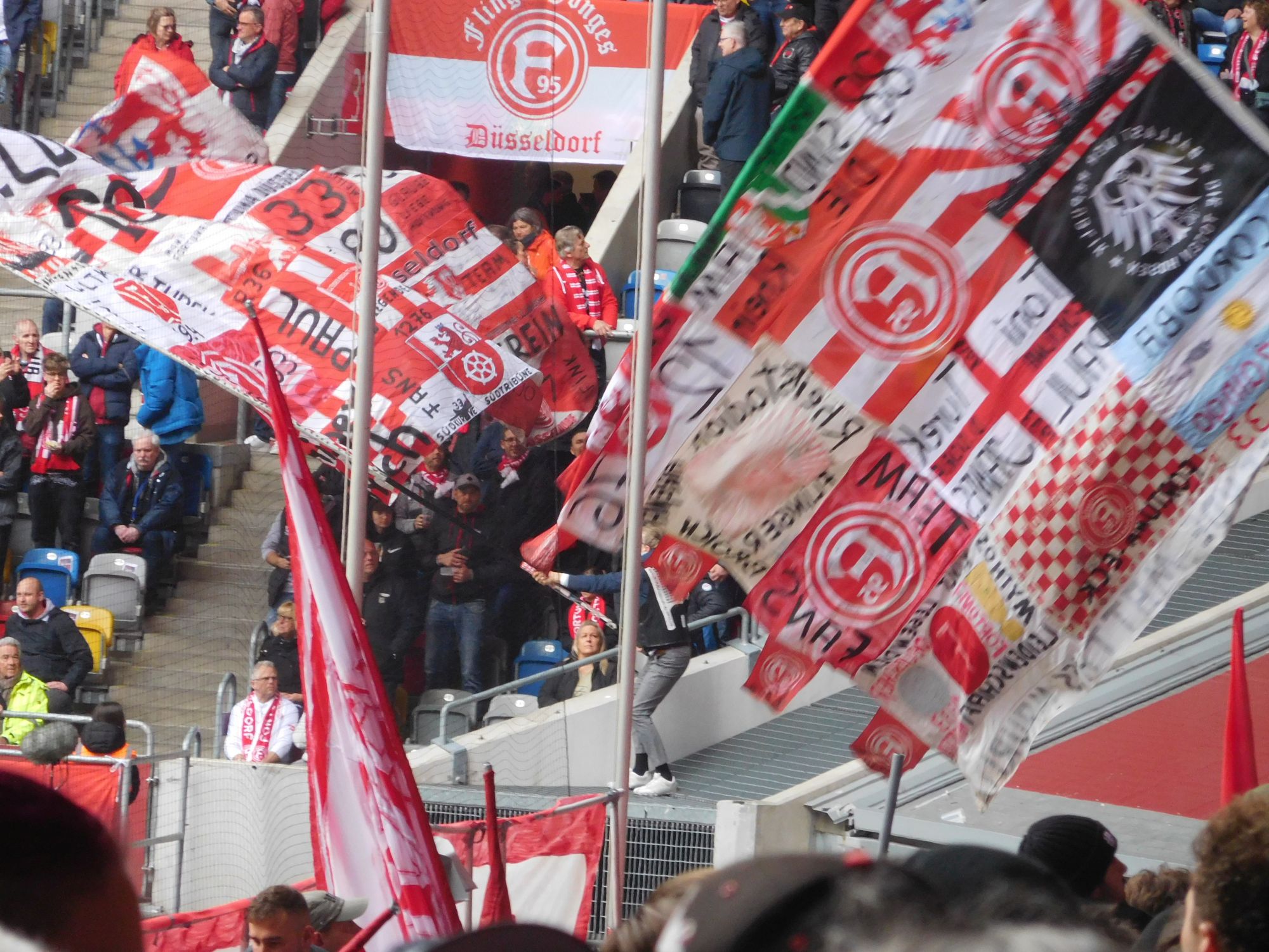 F95 vs SVD: Die legendären Patchwork-Fahnen in der Südostecke (Foto: FP)