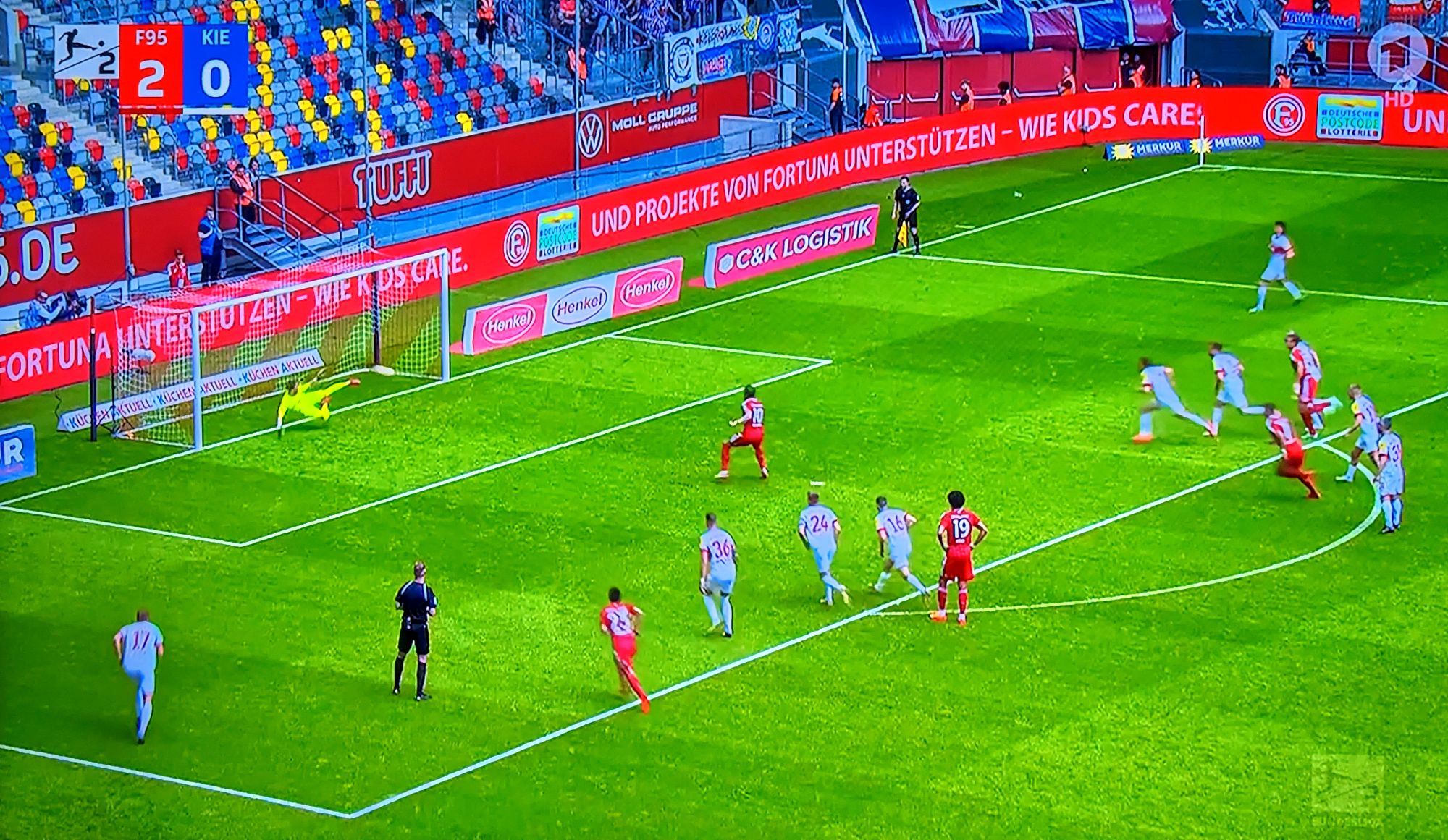 F95 vs Kiel: Der Strafstoß sitzt zum 3:0 (Screenshot: ARD Sportschau)