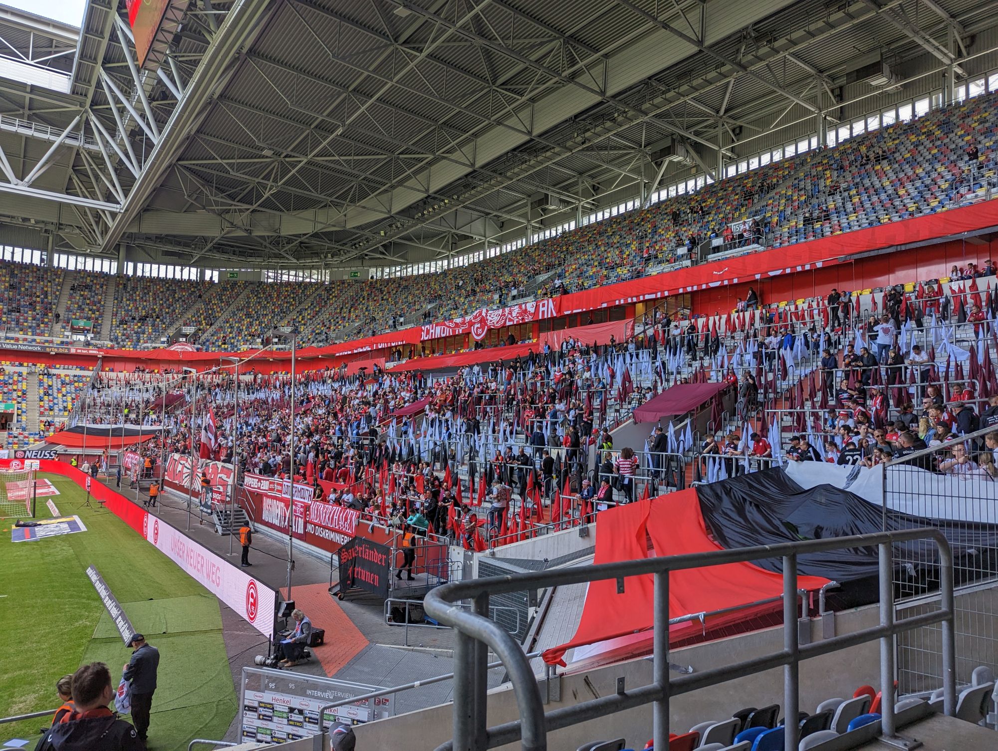 F95 vs Kiel: Die Süd mit den Vorbereitungen für die Choreo (Foto: FP)