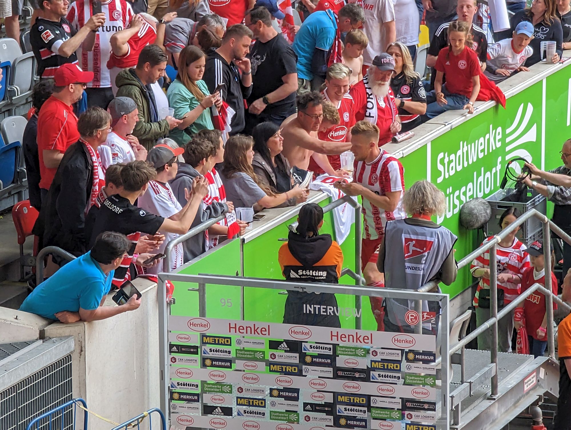 F95 vs Hannover: Rouwen muss Autogramme geben (Foto: FP)