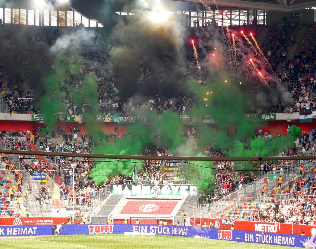 F95 vs Hannover: Ausuferndes Feuerwerk der 96-Fans (Foto: FP)