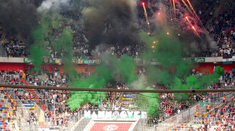 F95 vs Hannover: Ausuferndes Feuerwerk der 96-Fans (Foto: FP)