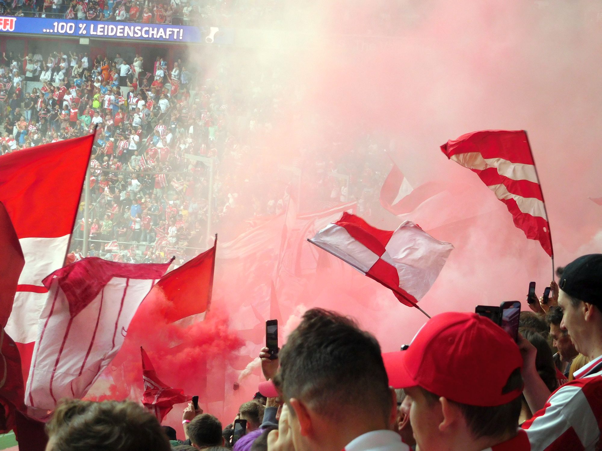 F95 vs Hannover: Dezenter Dampf im Ultras-Block (Foto: FP)