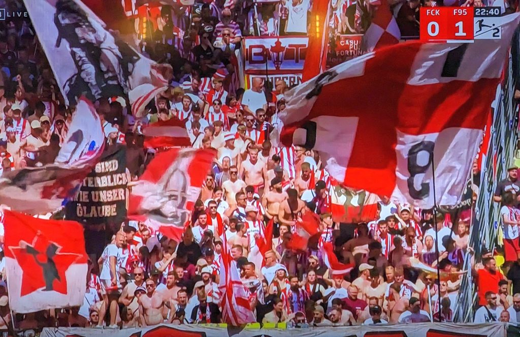 Lautern vs F95: Eins, zwei, drei - Oberkörper frei! (Screenshot: Sky)