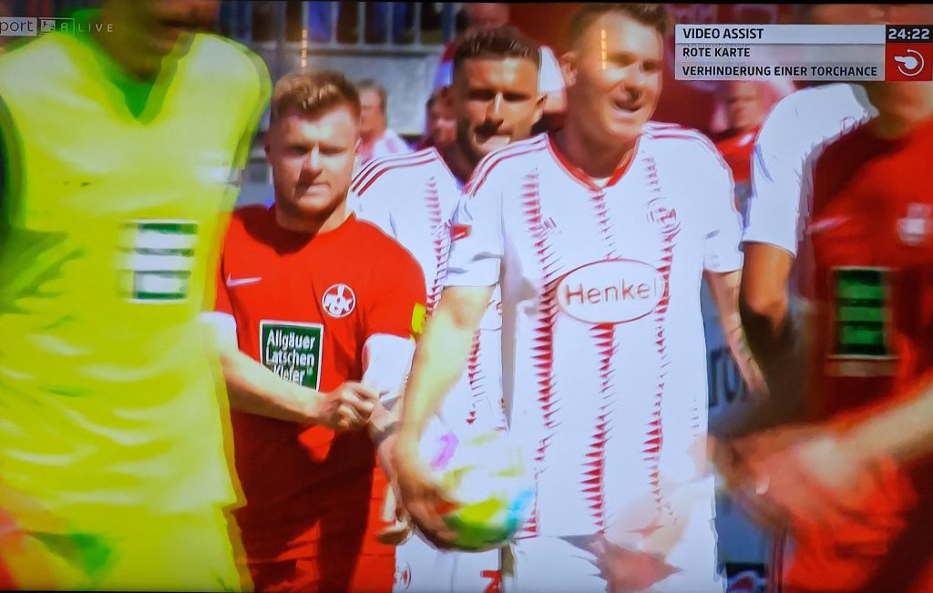 Lautern vs F95: Der kleine Jean Zimmer muss mal raus... (Screenshot: Sky)