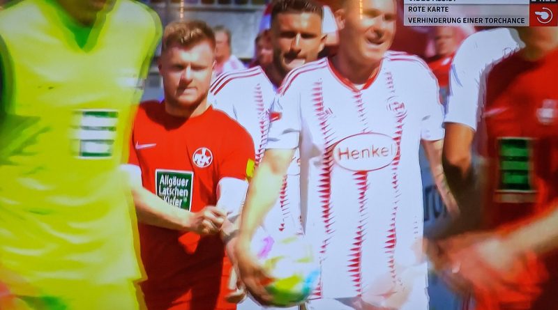 Lautern vs F95: Der kleine Jean Zimmer muss mal raus... (Screenshot: Sky)