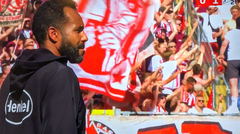Lautern vs F95: Dawid Trainer Thioune konzentriert sich (Screenshot: Sky)