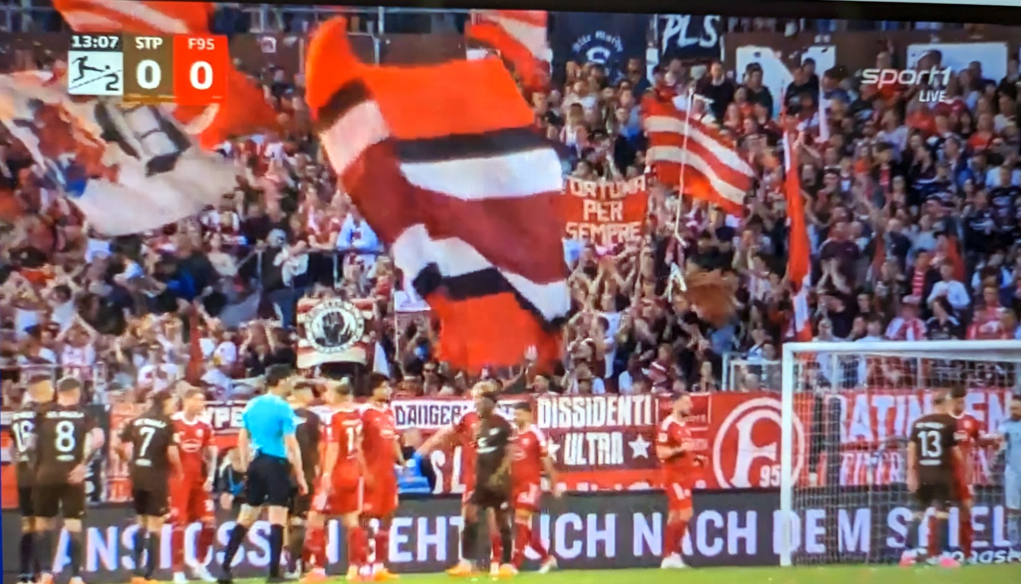 Pauli vs F95: Der lautstarke Gästeblock (Screenshot: Sport1)