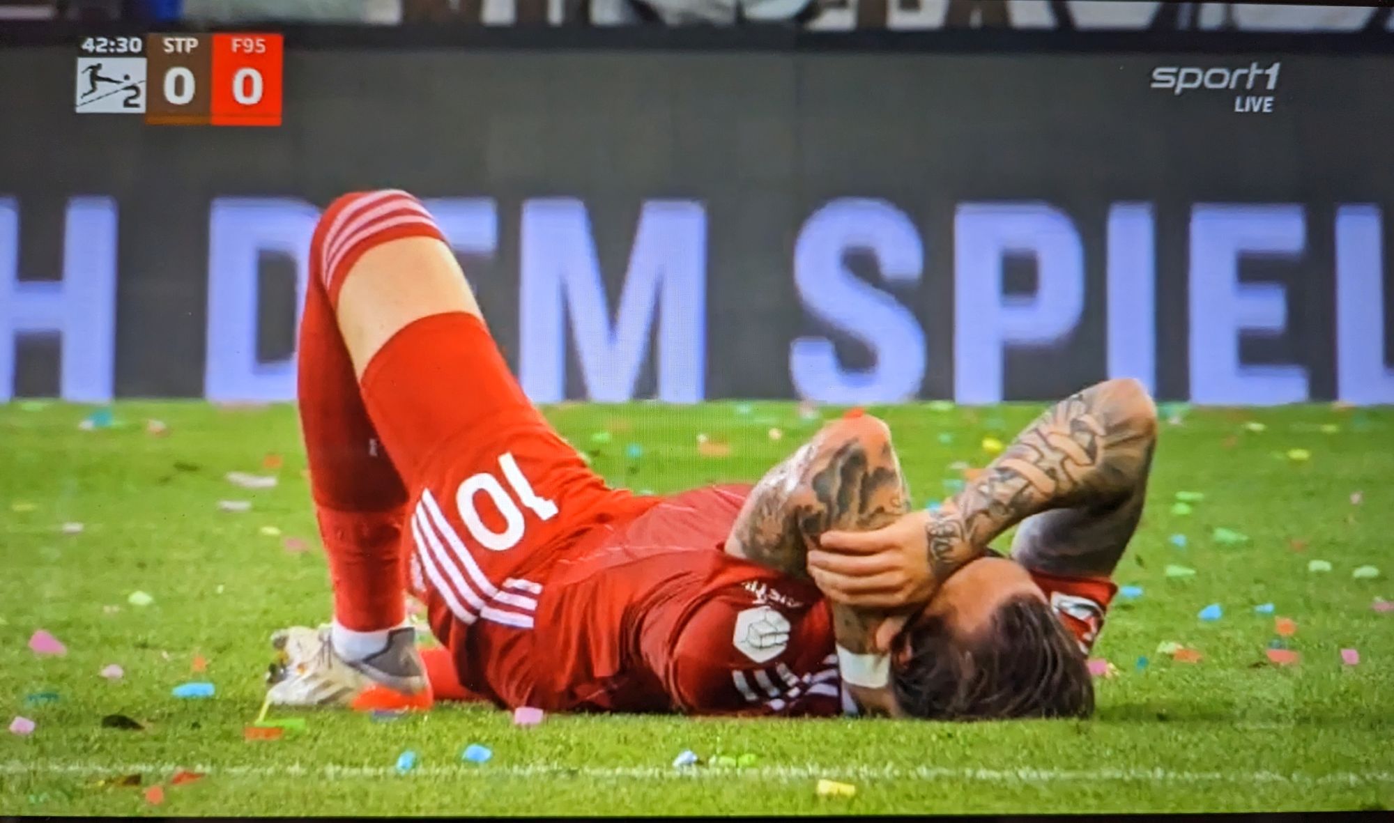 Pauli vs F95: Ginni am Boden (Screenshot: Sport1)